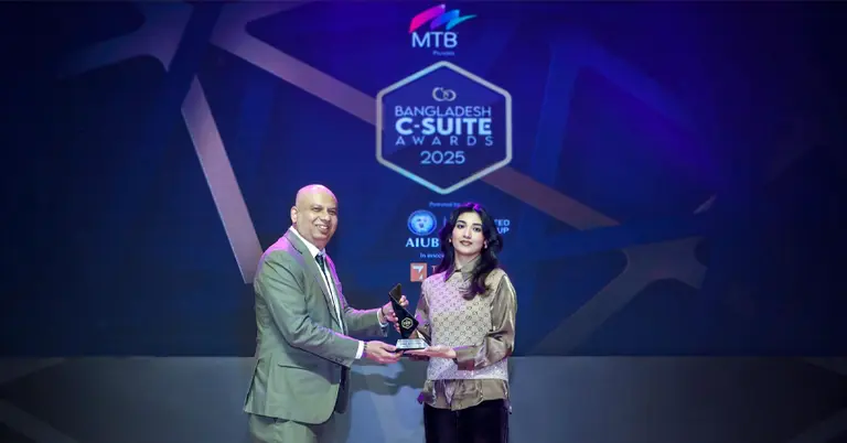 পুরস্কার নিচ্ছেন নিশাত তাসনিম শুচি